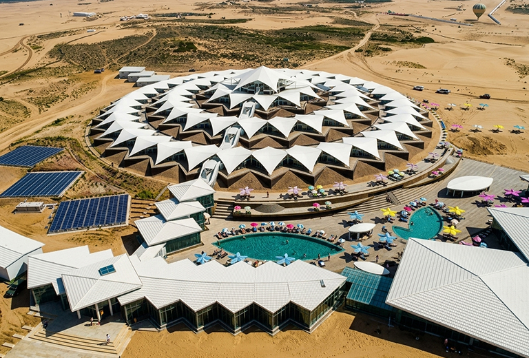 《文化參訪團》大漠情懷內蒙古８日－鄂爾多斯草原、烏蘭哈達火山、蓮花渡假酒店、西部夢幻大峽谷、烏梁素海